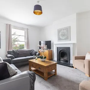 Fabulous, Vibrant, Town House, Bath Road Holiday home